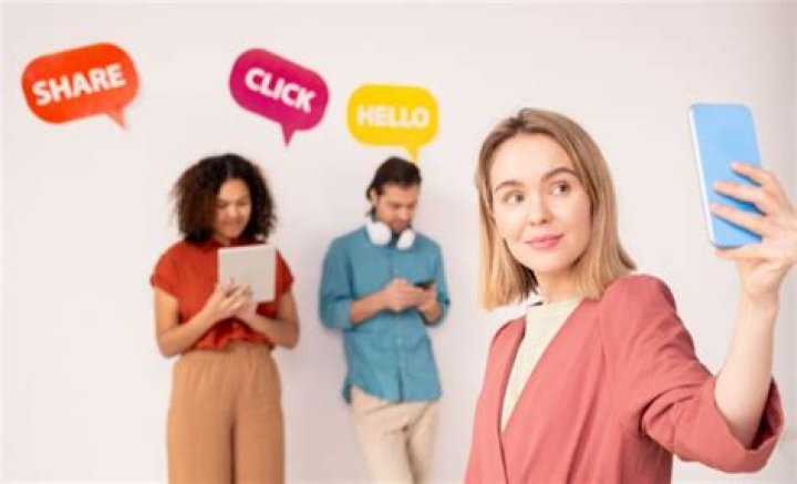 Amy Adams ‘continuously shocked’ that people overshare on social media