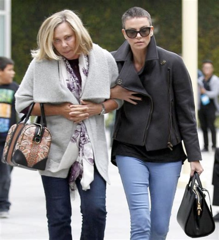 Charlize Theron’s mom wants her to break it off with ‘womanizer’ Sean Penn