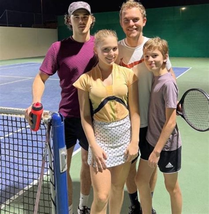 Emily Linge - Trivia, Family, Bio