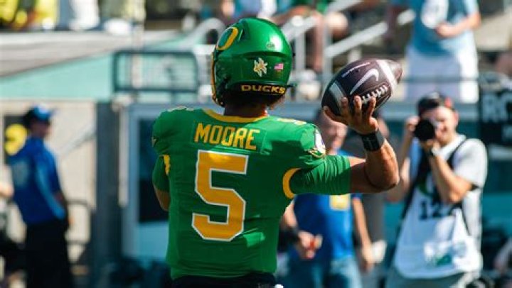 Eric Moore (Football Player) - Age, Family, Bio