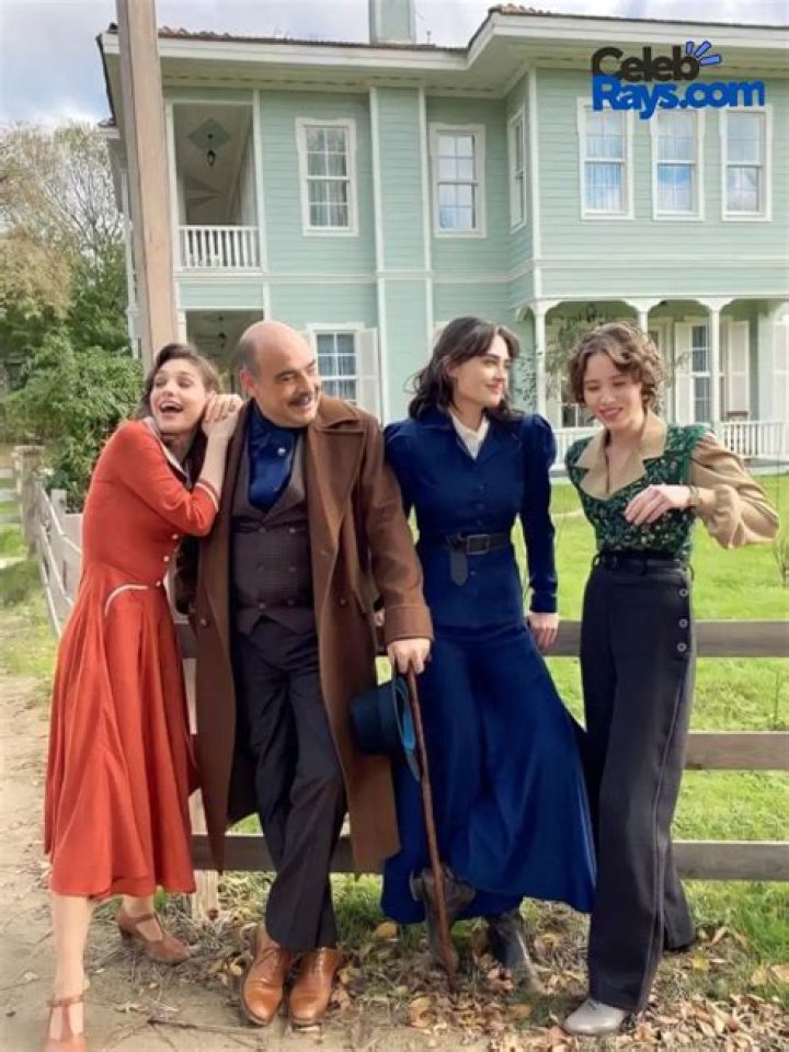 Esra Dermancioglu - Age, Family, Bio