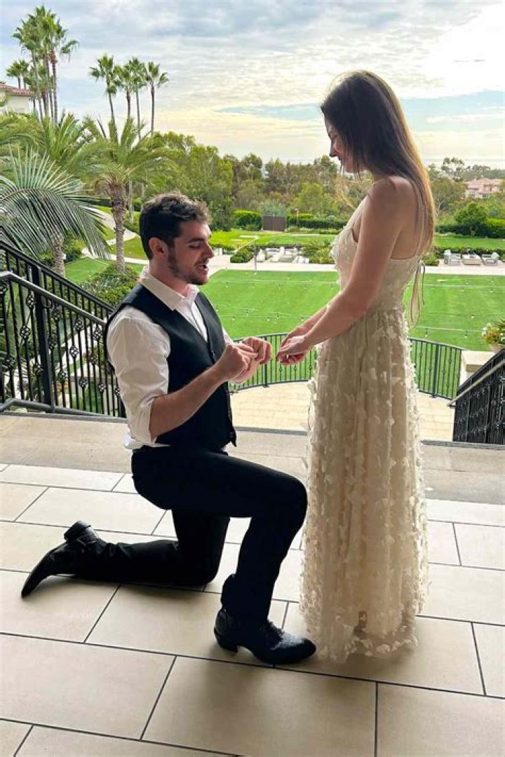 Having great looks RJ Mitte is dating a girlfriend or too busy to take out time for it?