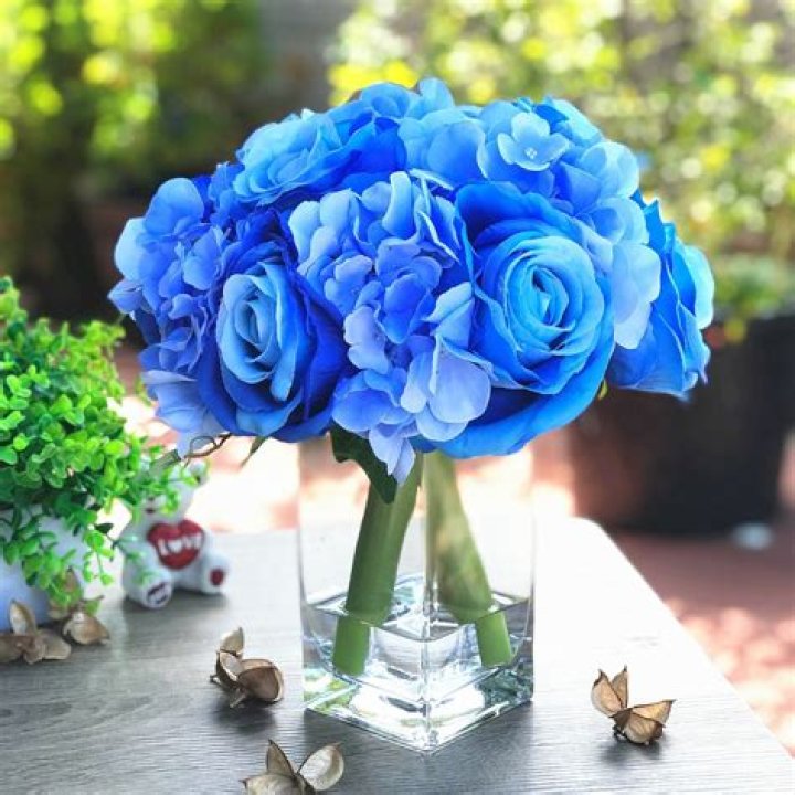 How do you make fake water for a vase?