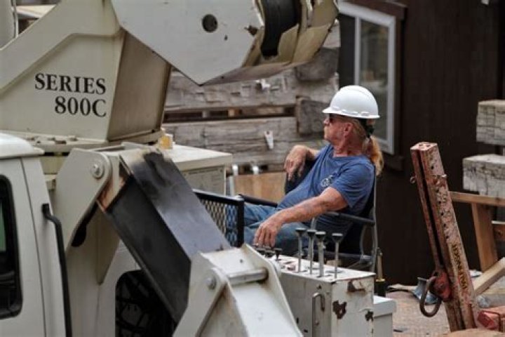 How old is Johnny Jett on barn builders?