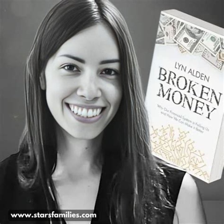 Is Lyn Alden trans? Is Lyn Alden man or woman?