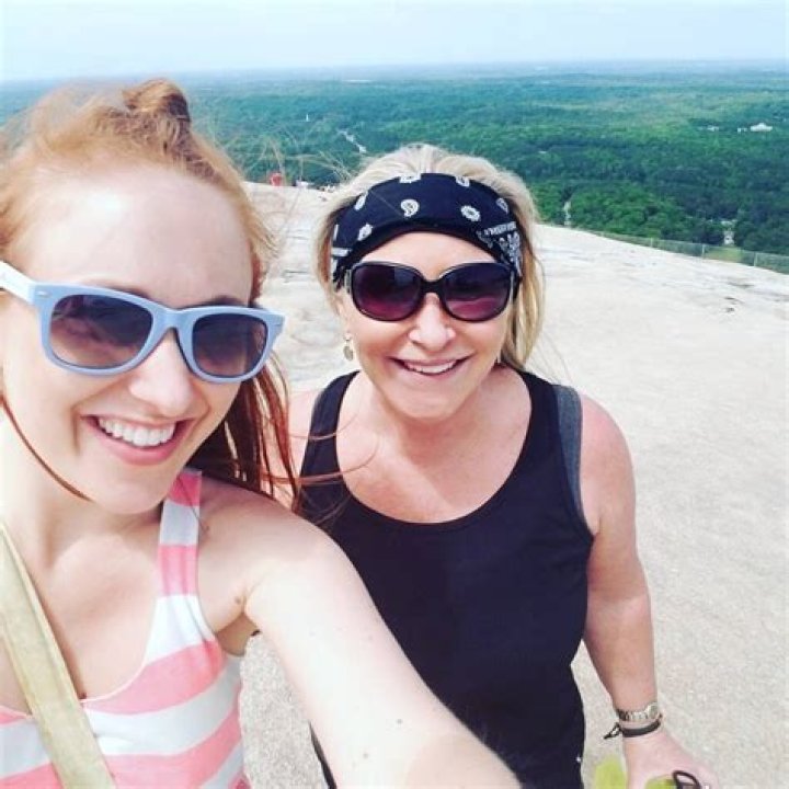 Melanie Peres - Age, Family, Bio