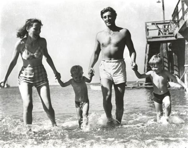 Robert Mitchum - Trivia, Family, Bio