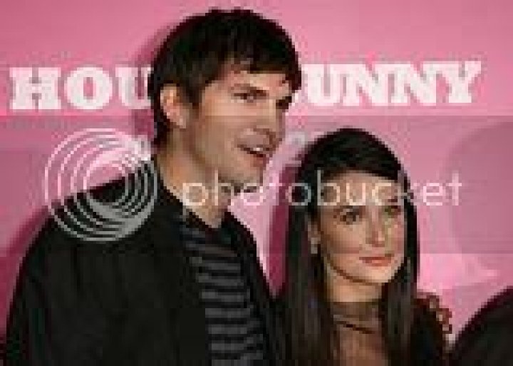 Rumer Willis’ entire family and new boyfriend attend “House Bunny” premiere
