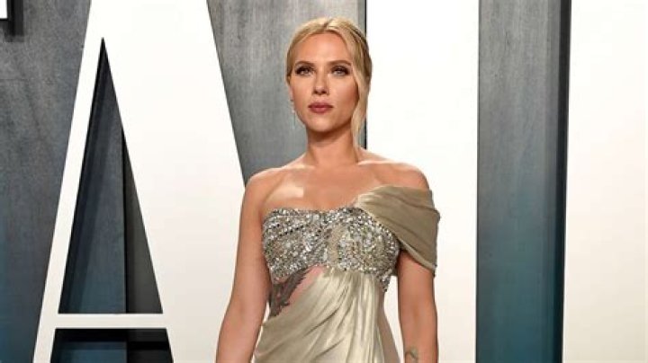 Scarlett Johansson in Oscar de la Renta at the Oscars: lovely or too beige?